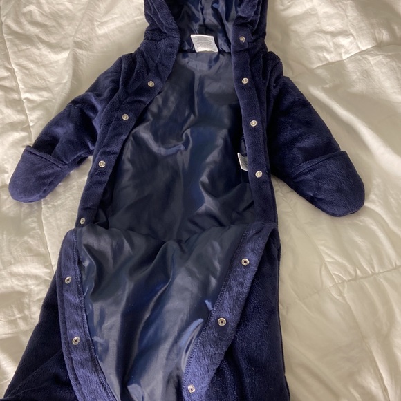 Pooh bunting with mitts - Picture 3 of 11